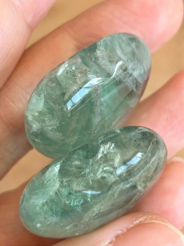 Corazones de fluorita verde menta • Cristal natural