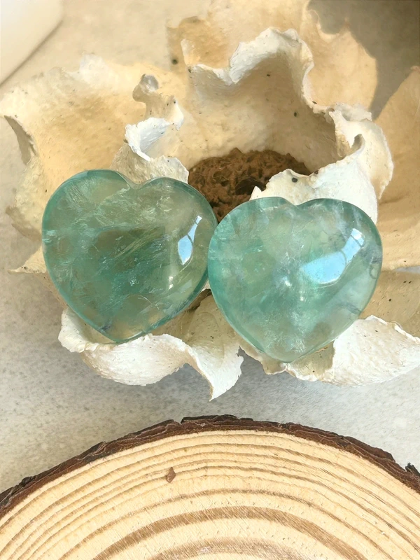 Corazones de fluorita verde menta • Cristal natural