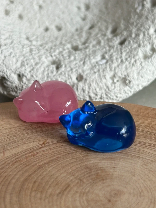 Sleeping cat • cat's eye effect • glass