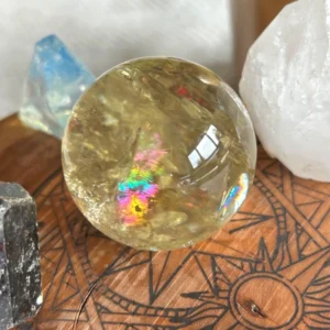 Esfera de cuarzo amarillo en cristal