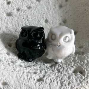 Búhos en Obsidiana y Howlita . Natural