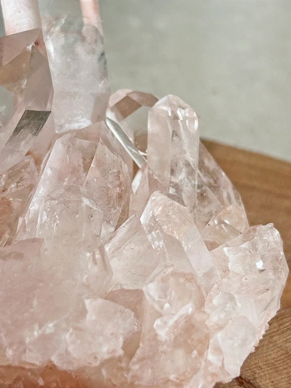 Rose quartz druse • Transparent main crystal