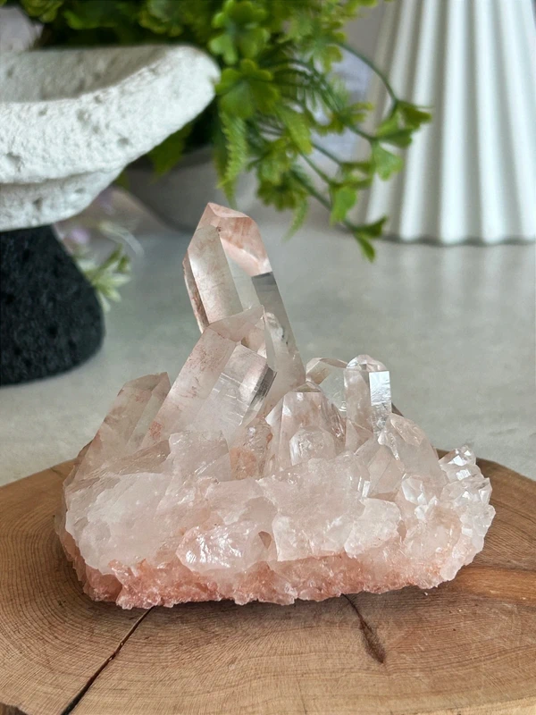 Rose quartz druse • Transparent main crystal