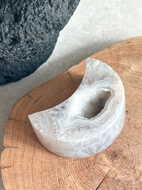 White agate moon • Natural crystalline cavity