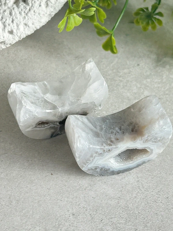 White agate moon • Natural crystalline cavity