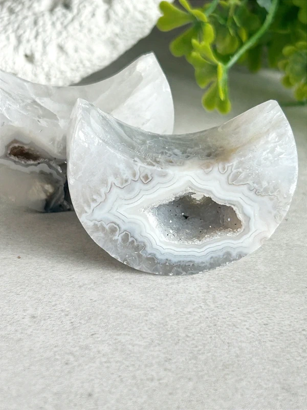 White agate moon • Natural crystalline cavity