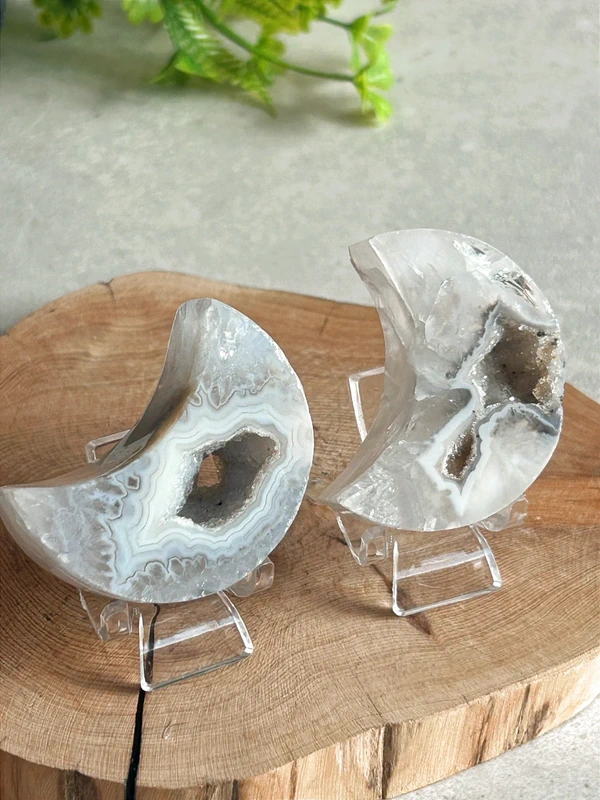 White agate moon • Natural crystalline cavity