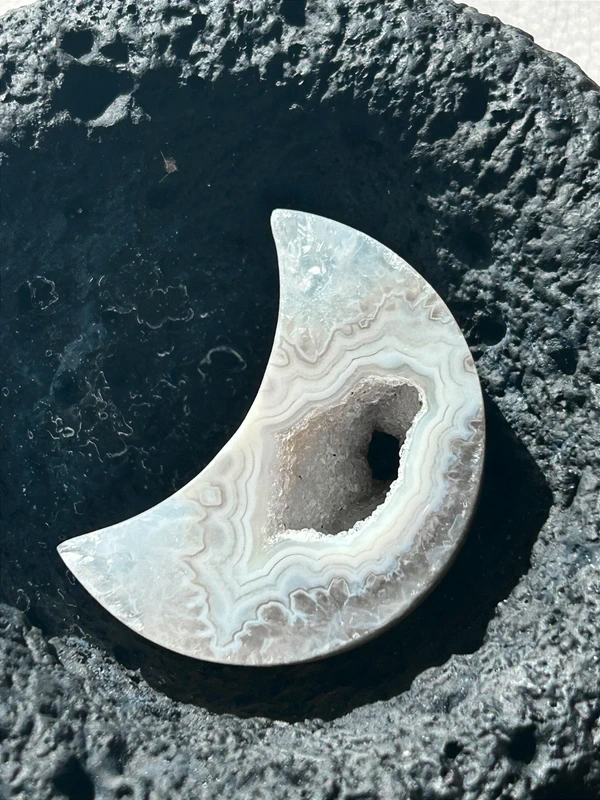 White agate moon • Natural crystalline cavity
