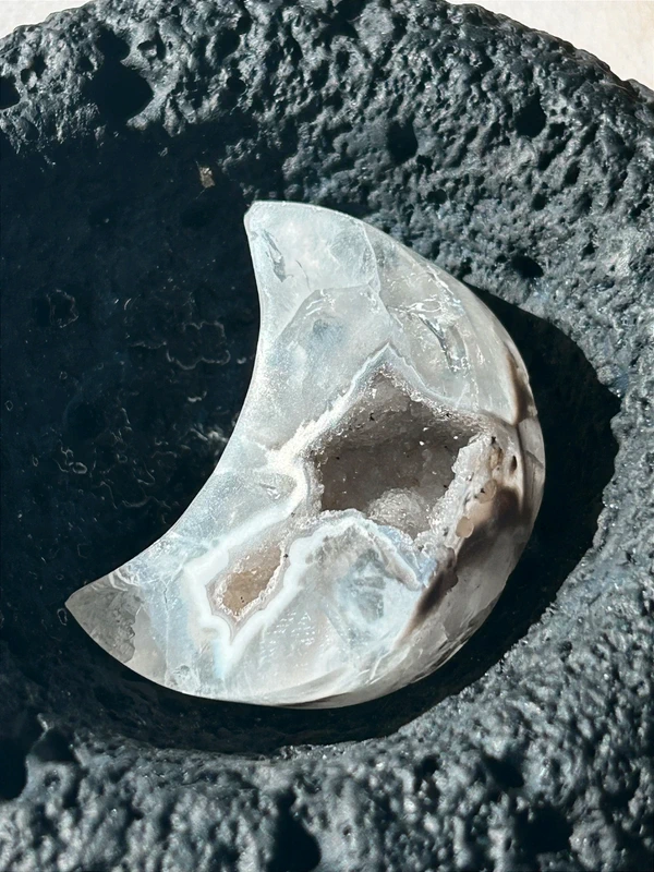 1778107470-1.webp Moon in natural crystalline white agate