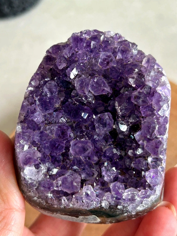 Amatista violeta intensa • cristal • pieza decorativa