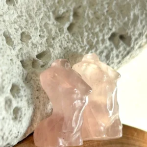 Figura femenina en cuarzo rosa