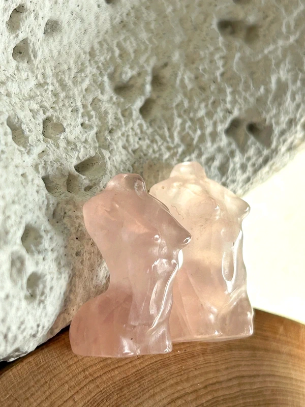 Figura femenina en cuarzo rosa