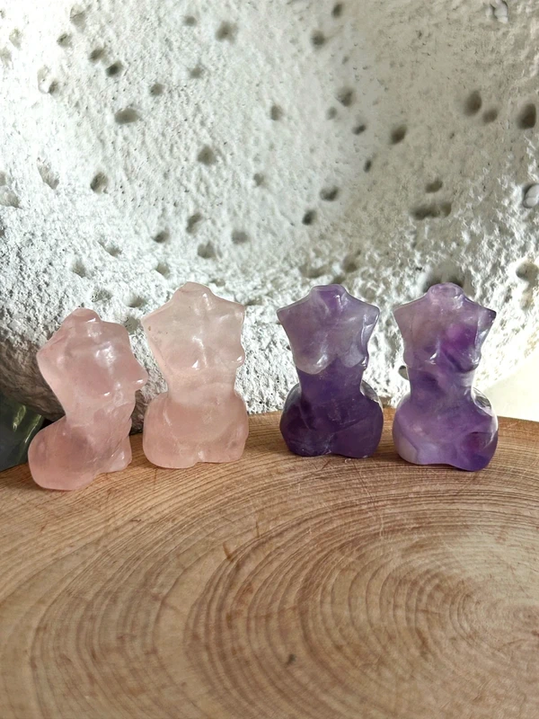 Figura femenina en cuarzo rosa