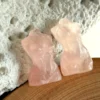 Figura femenina en cuarzo rosa