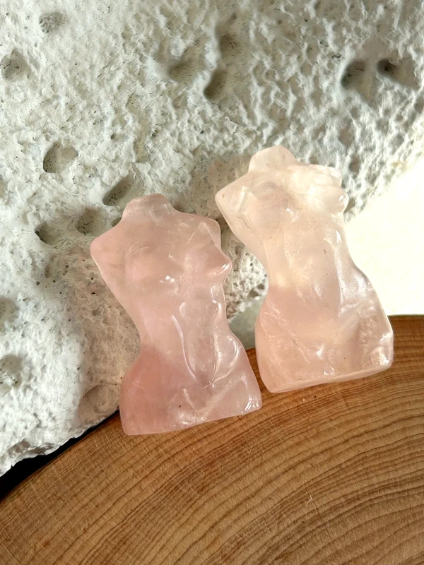 Figura femenina en cuarzo rosa