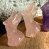 Figura femenina en cuarzo rosa