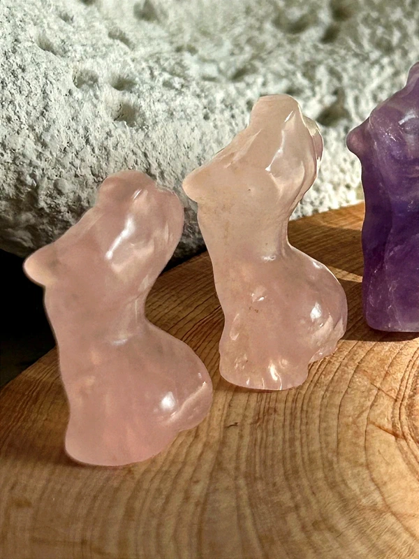 Figura femenina en cuarzo rosa