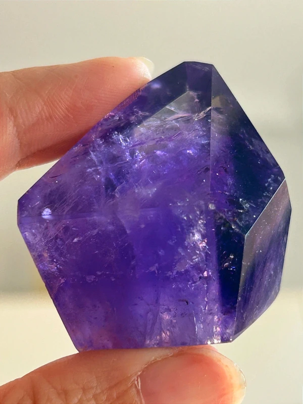 Amatista natural violeta intensa