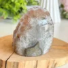1778610350-2.webp Ágata natural rosada con drusa