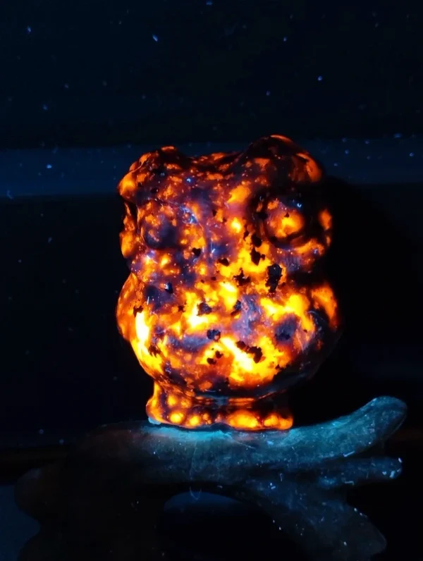 Búho sobre rama • piedra de fuego natural