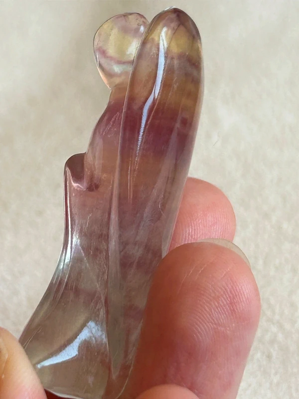 Fluorita arcoíris Virgen con alas natural