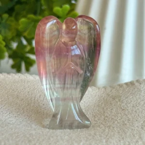 Fluorita arcoíris Virgen con alas natural