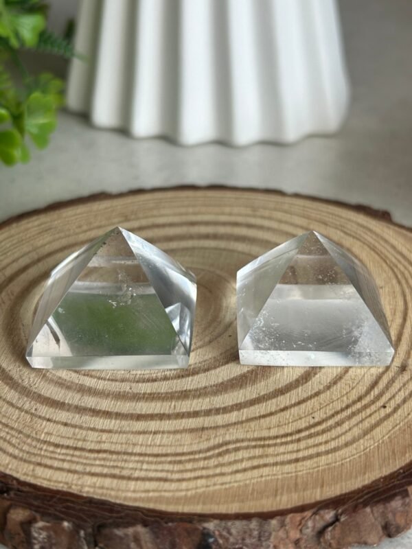 Clear quartz/obsidian pyramids. • Set for energy disposition