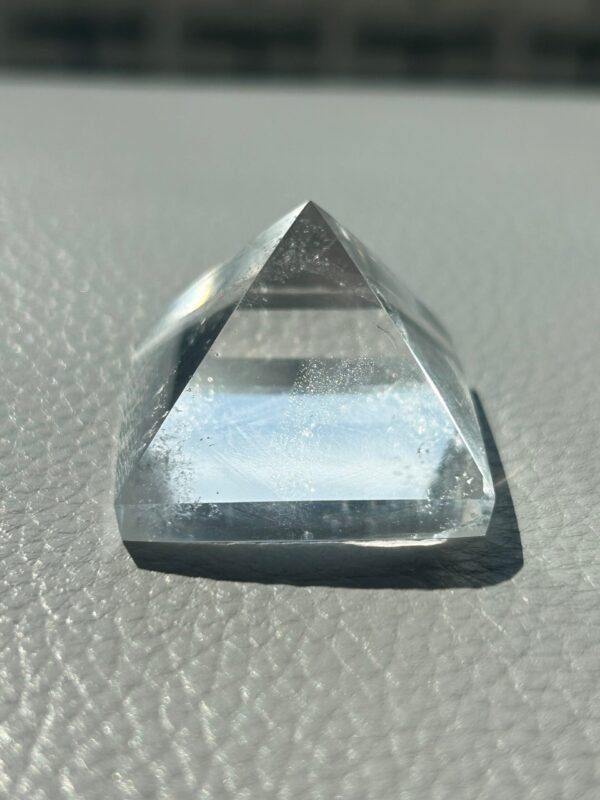 Clear quartz/obsidian pyramids. • Set for energy disposition