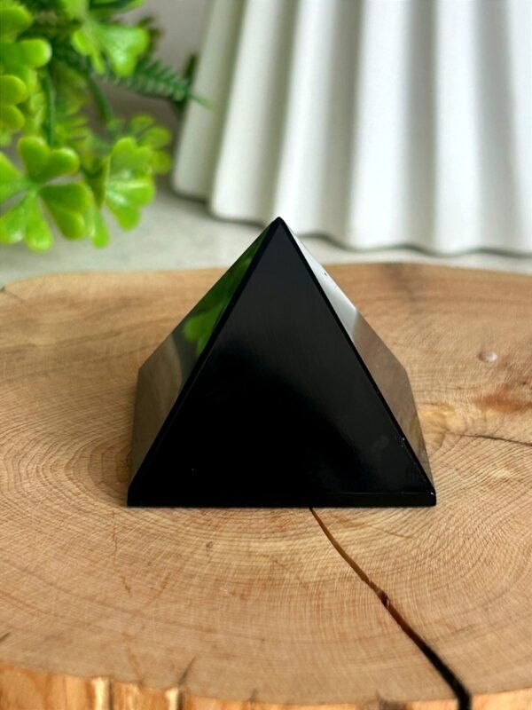 Clear quartz/obsidian pyramids. • Set for energy disposition