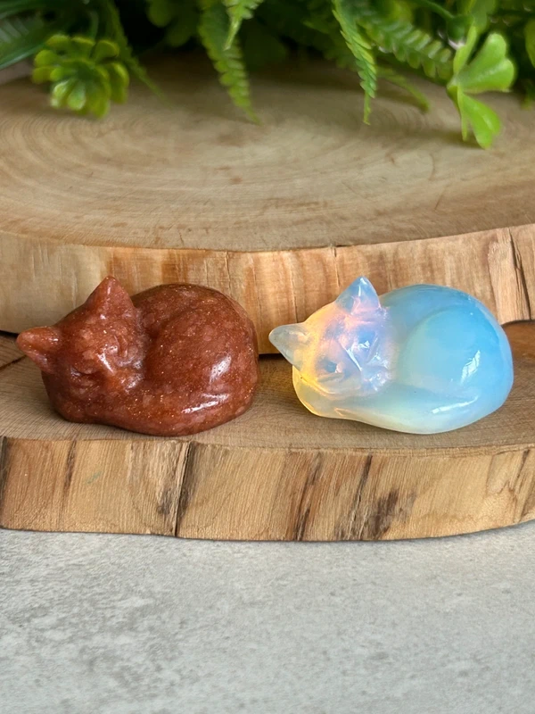 Gato dormido tallado en Goldstone naranja