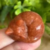 Gato dormido tallado en Goldstone naranja