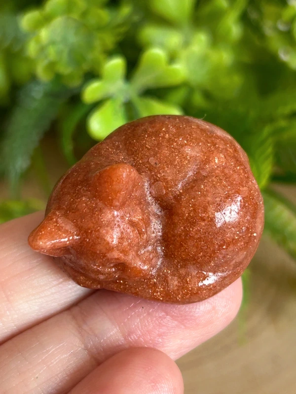 Gato dormido tallado en Goldstone naranja