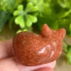 Gato dormido tallado en Goldstone naranja