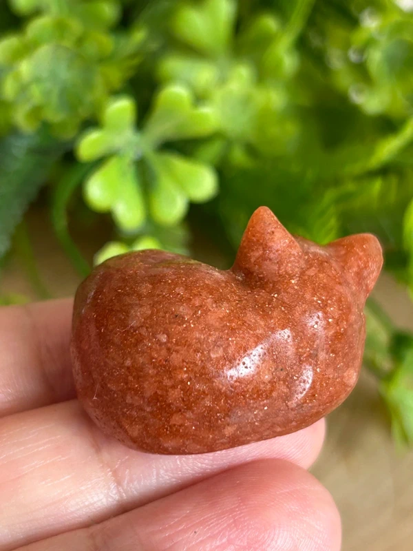 Gato dormido tallado en Goldstone naranja