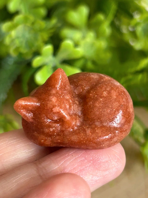 Gato dormido tallado en Goldstone naranja