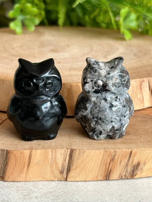 Buho tallado en obsidiana natural