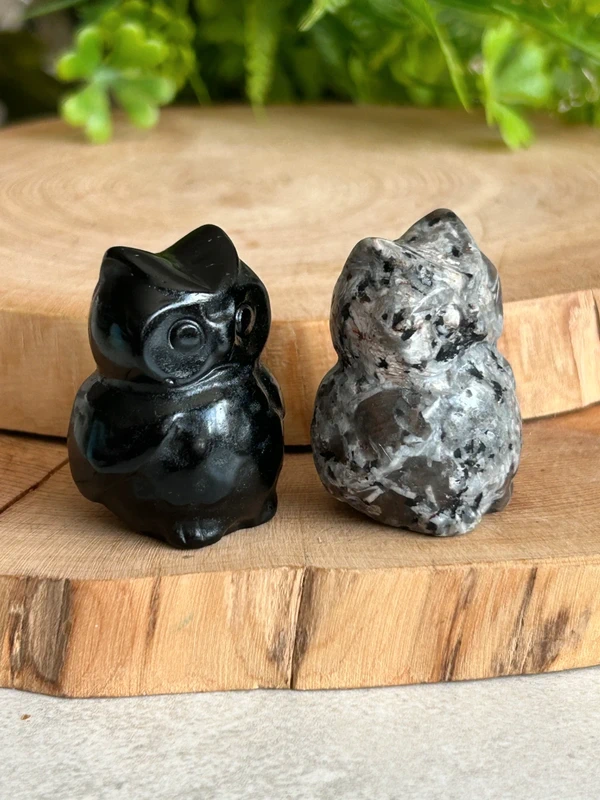 Buho tallado en obsidiana natural