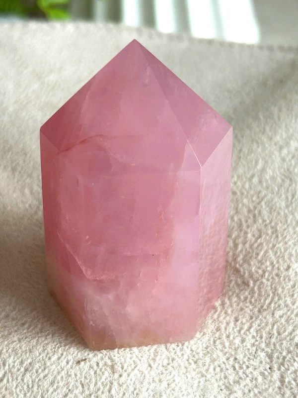 Punta de cuarzo rosa natural hexagonal
