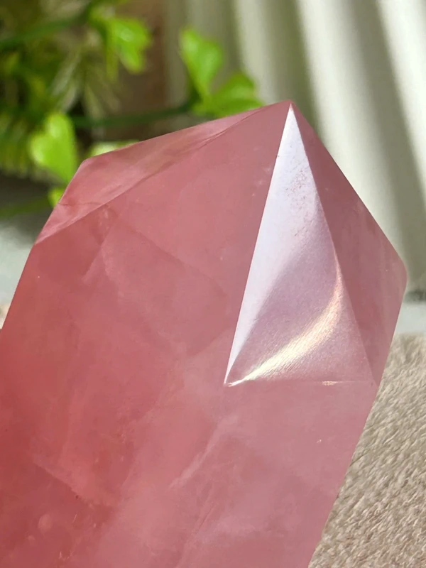 Punta de cuarzo rosa natural hexagonal