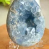 Celestina azul natural - forma huevo con cavidad cristalina