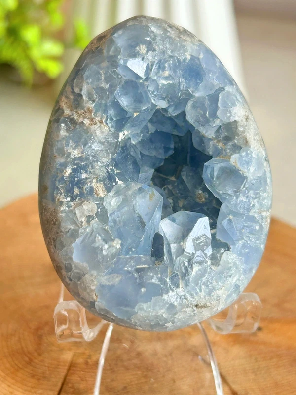 Celestina azul natural - forma huevo con cavidad cristalina