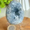Celestina azul natural - forma huevo con cavidad cristalina