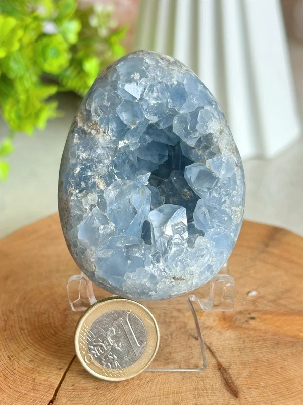 Celestina azul natural - forma huevo con cavidad cristalina