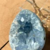 Celestina azul natural - forma huevo con cavidad cristalina