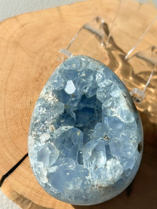 Celestina azul natural - forma huevo con cavidad cristalina
