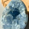 Celestina azul natural - forma huevo con cavidad cristalina