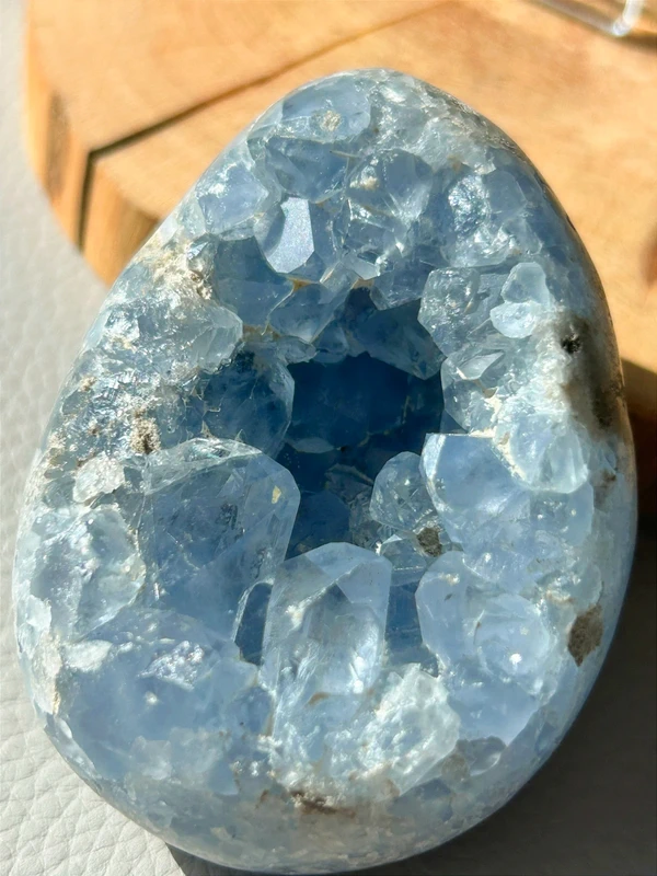 Celestina azul natural - forma huevo con cavidad cristalina