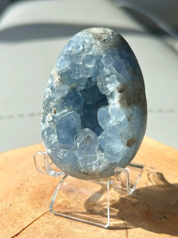 Celestina azul natural - forma huevo con cavidad cristalina