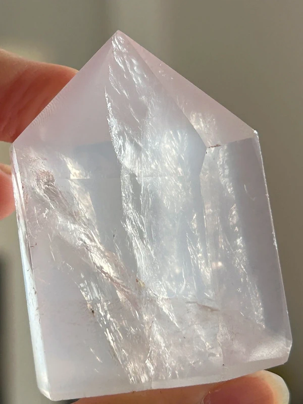 1779924962-1.webp Punta de cuarzo rosa transparente natural hexagonal