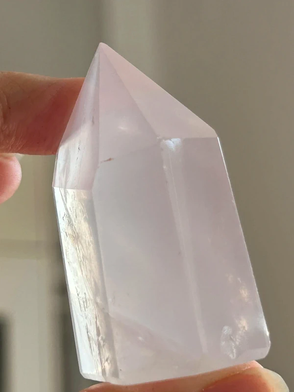 1779924962-2.webp Punta de cuarzo rosa transparente natural hexagonal